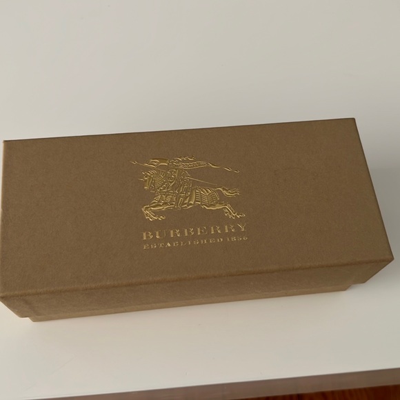 BURBERRY 4227 SUNGLASSES. Great condition. Like new. 100% authentic. Comes w/box - Picture 2 of 9